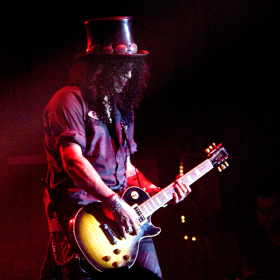 Slash playing his Gibson Les Paul from Velvet Revolver Concert in Scottsdale, AZ in 2008